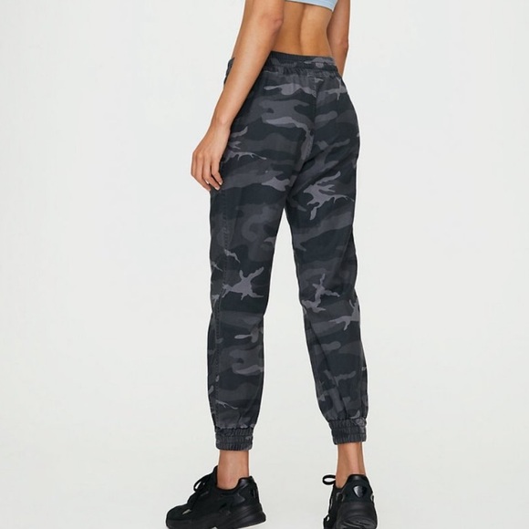 Aritzia TNA Gray Camo Jogger Pants - Picture 7 of 13